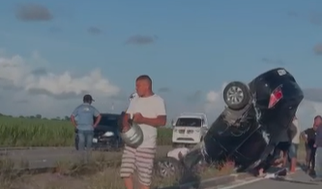 Carro capota em pista que liga o Aeroporto ao Benedito Bentes, em Maceió