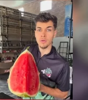 'Galã da melancia' viraliza na web ao mostrar fruta e ganhar elogios
