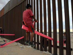 Arquiteto instala gangorra no muro entre EUA e México para unir os dois lados