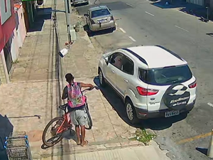 Homem furta bicicleta em frente a supermercado na Ponta da Terra, em  Maceió