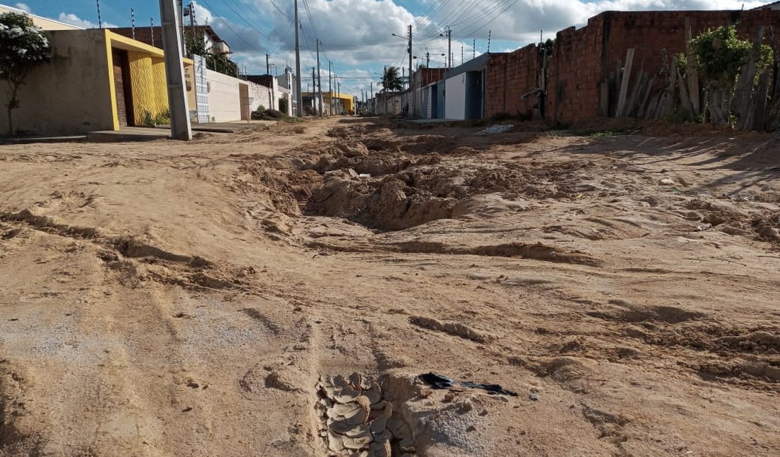 [Vídeo] Moradores pedem retorno de obra de pavimentação em rua do bairro São Luiz