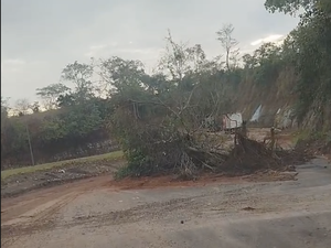 Queda de barreira deixa o trânsito lento no Trevo do Cuscuz, no Agreste