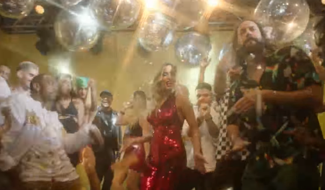 [Vídeo] Anitta produz clipe 'ao vivo' em sua festa de aniversário