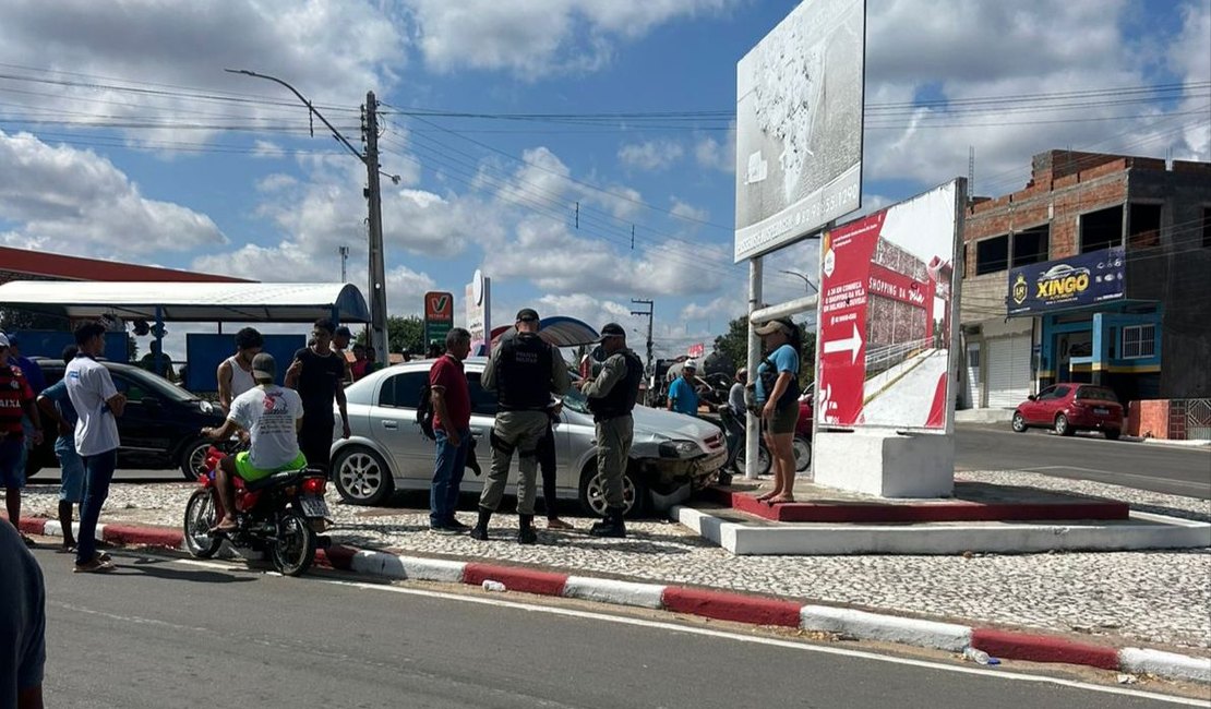 Motociclista é arrastado após colisão com carro em Olho d’Água do Casado