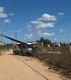 Van pega fogo após colidir em poste na zona rural de Feira Grande