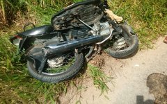 Colisão entre carro e moto deixa homem ferido em Porto Calvo