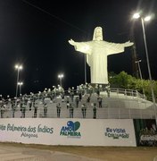 [Vídeo] 58 mortos por covid-19 são homenageados durante noite de réveillon