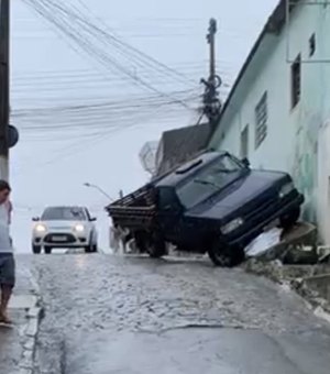 Motorista perde o controle da direção e caminhonete tomba em ladeira de Arapiraca