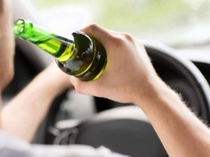 Condutor embriagado provoca acidente, foge sem prestar socorro e é detido por populares