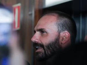 Moraes diz que Eduardo Bolsonaro está nos EUA para fugir da lei