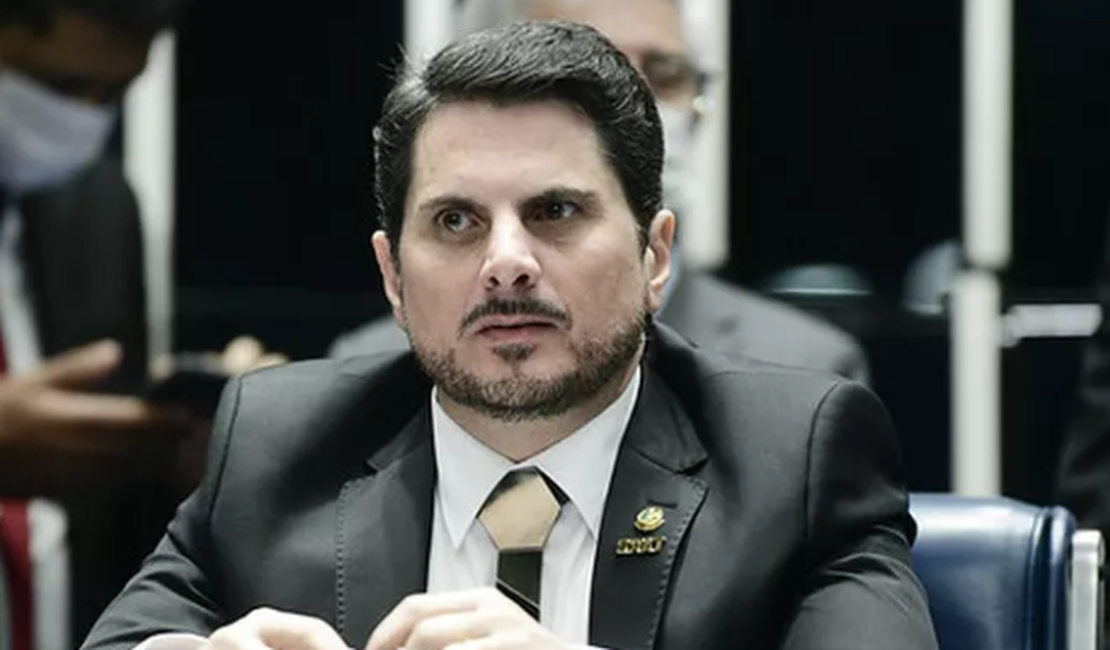 Senador Marcos do Val anuncia renúncia e afirma que Bolsonaro tentou convencê-lo a dar golpe