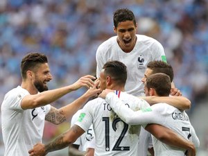 Com gols de Griezmann e Varane, França elimina Uruguai nas quartas