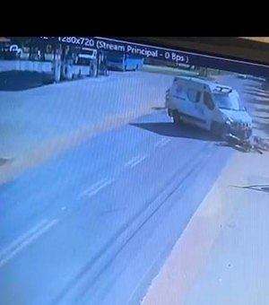 [Vídeo] Colisão entre ambulância e moto deixa mulher ferida na AL-101 Norte em São Miguel dos Milagres