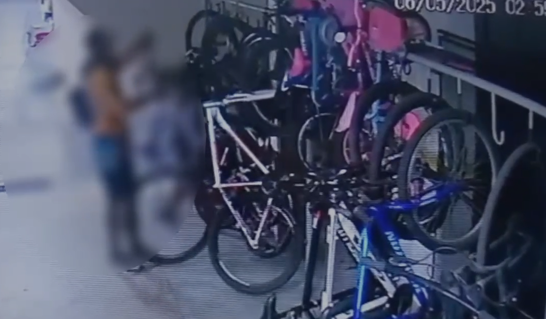Oplit prende em flagrante suspeito de furtos de bicicleta na Jatiúca, em Maceió