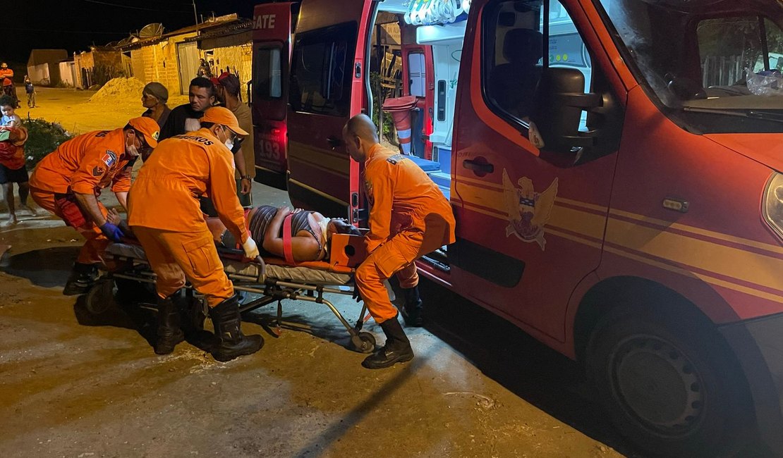 Homem é preso após esfaquear companheira no pescoço em Delmiro Gouveia