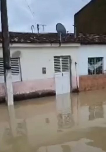 [Vídeo] Rio transborda e invade residências em São Miguel dos Campos