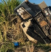 Motorista fica ferido em tombamento de caminhão em São Miguel dos Campos