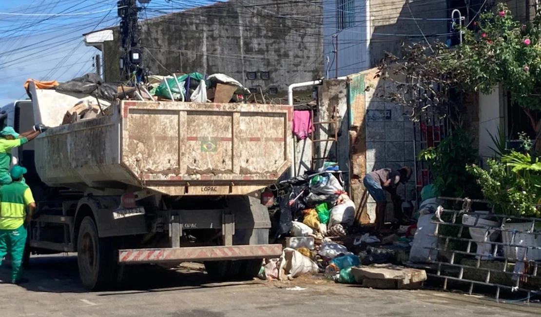 Prefeitura recolhe seis caçambas com entulho em residência no Santo Amaro