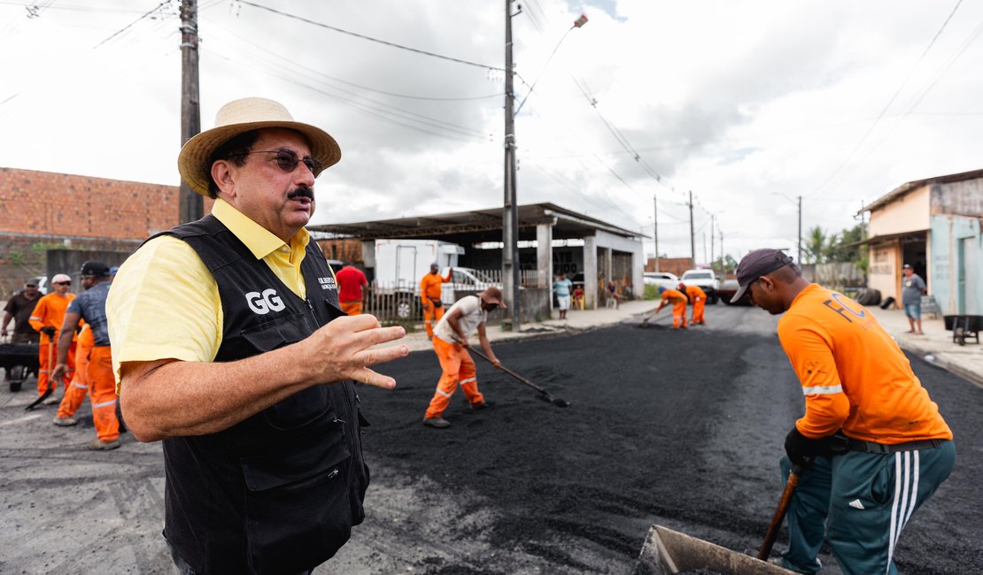 Prefeito Gilberto Gonçalves fiscaliza pavimentação asfáltica na região das casas novas em Rio Largo