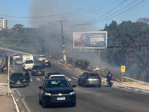 Incêndio atinge vegetação e mobiliza Bombeiros na Avenida Rotary, em Maceió