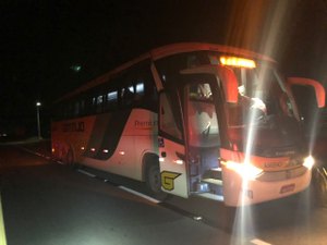 PRF frustra assalto a ônibus, liberta refém e recupera veículo, em Campo Alegre