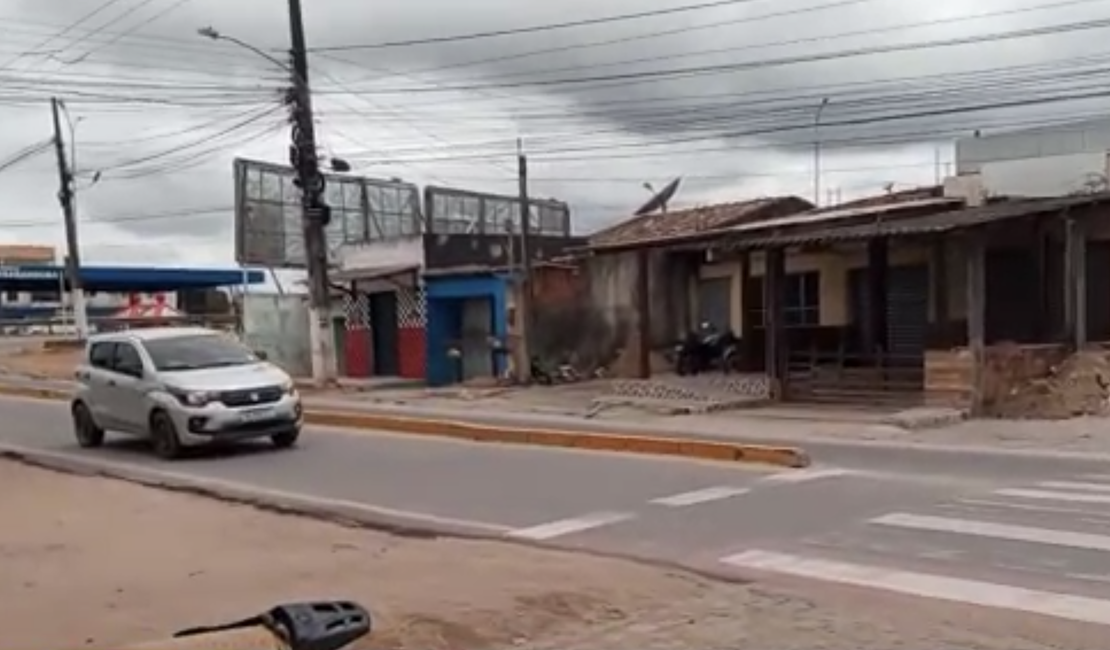 Motociclistas arriscam a vida em conversão irregular na Avenida Benjamin Freire, em Arapiraca