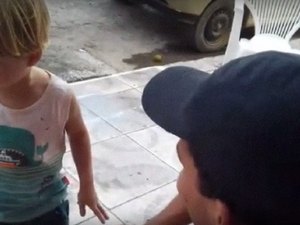 Em vídeo, o menino Dyllan revela que a mãe briga com o padrasto