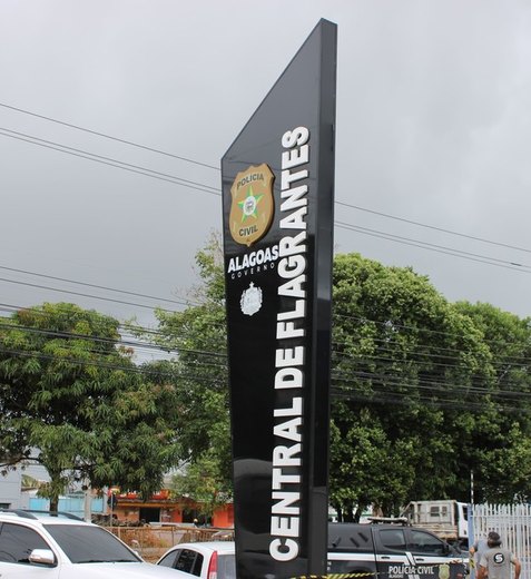 Homem derruba bolo de aniversário no chão durante discussão com a esposa na Cidade Universitária