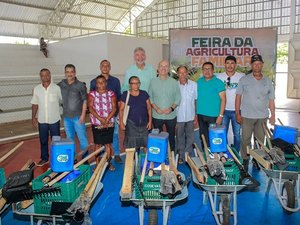 Trabalhadores da agricultura familiar de Penedo recebem 300 kits com ferramentas e EPIs