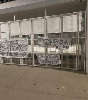 Torcedores protestam com faixas no Fumeirão após sequência negativa do ASA