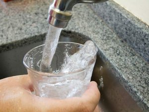 Vazamento de água afeta abastecimento de bairro em Maceió