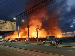 Incêndio em terreno no Benedito Bentes assusta populares