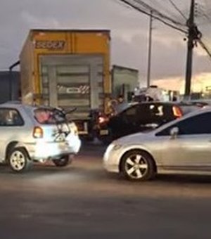 [Vídeo] Acidente entre carro e caminhão deixa trânsito lento na Avenida Menino Marcelo