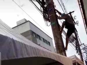 [Vídeo] Trio é flagrado subindo em poste para furtar loja em Maceió