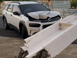 Motorista perde o controle de veículo e derruba poste no Parque Ceci Cunha, em Arapiraca