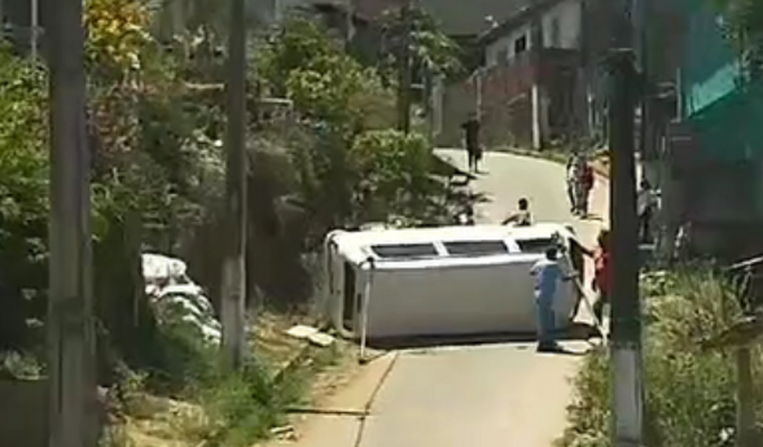Kombi carregada de alimentos tomba em Ipioca