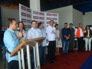 Governador e ministro inauguram escolas