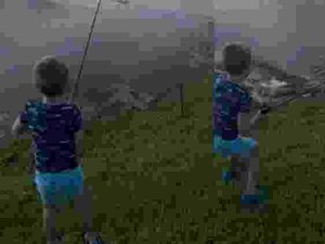 Crocodilo sai da água e 'rouba' peixe capturado por menino de 7 anos