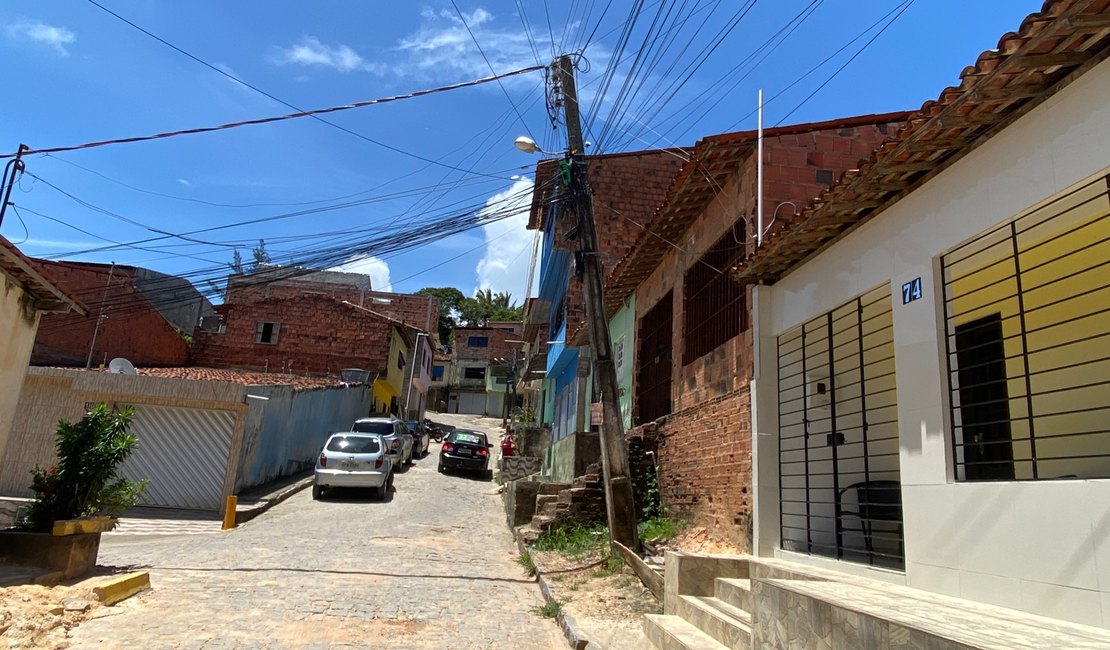 Poste inclinado traz risco à população no Conjunto Evangélico em Maragogi