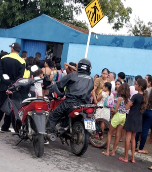 [Vídeo] Homem armado com pedaço de vidro invade escola em Arapiraca e deixa segurança ferido