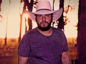 Cantor sertanejo morre carbonizado após colidir com poste
