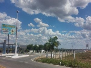 Casal em motocicleta morre após ser atingido por carro que invadiu a contramão
