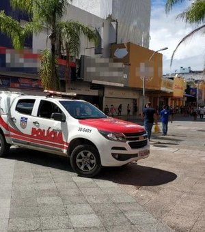 Homem é contido por populares suspeito de assaltar Centro usando canivete e tesoura