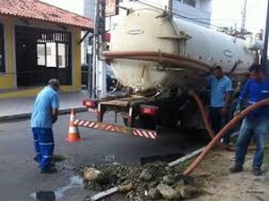 Casal realiza reparo das redes de esgoto de ruas no Prado e na Jatiúca