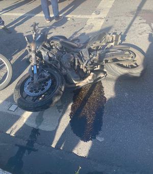 Motociclista fica gravemente ferido após colisão com carro e caminhão