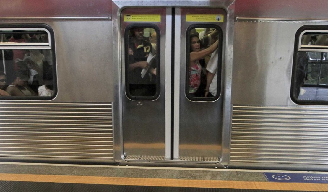 Homem foge após ejacular em mulher dentro do trem
