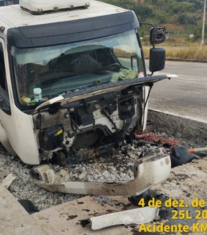 Carreta que caiu em buraco na BR-101, em Novo Lino, ainda permanece no local