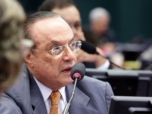 Maluf e Jacob têm salários suspensos pela Câmara
