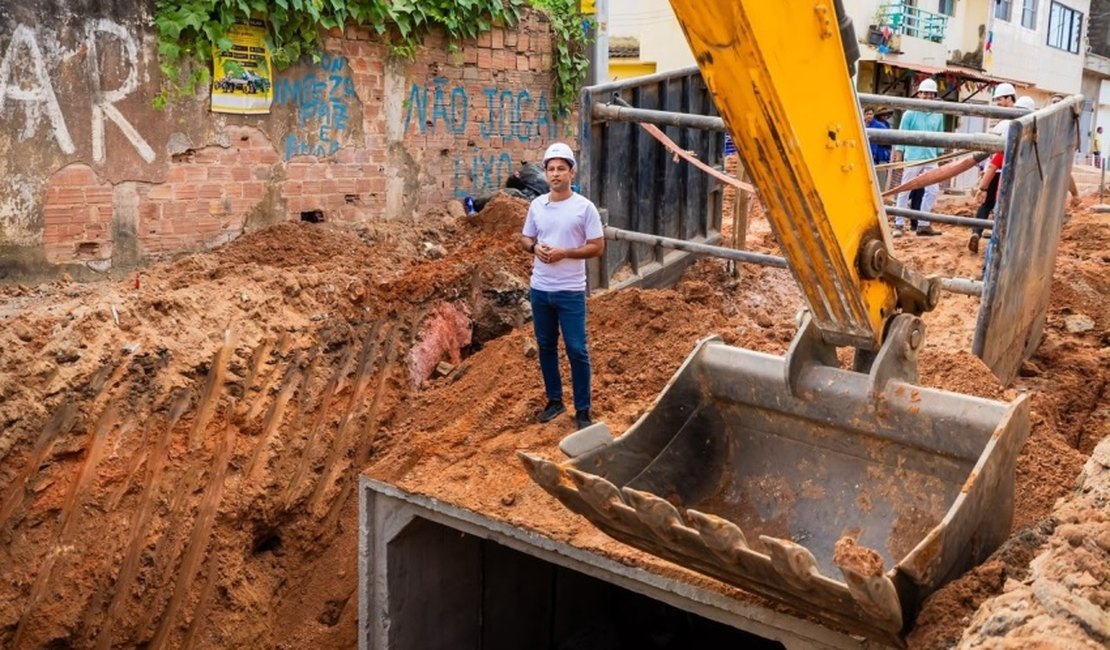 Prefeito Rodrigo Cunha vistoria obra de macrodrenagem da Grota do Ipanema