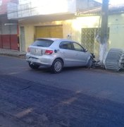 Veículo sobe em calçada, colide em poste e derruba o transformador de energia em Arapiraca
